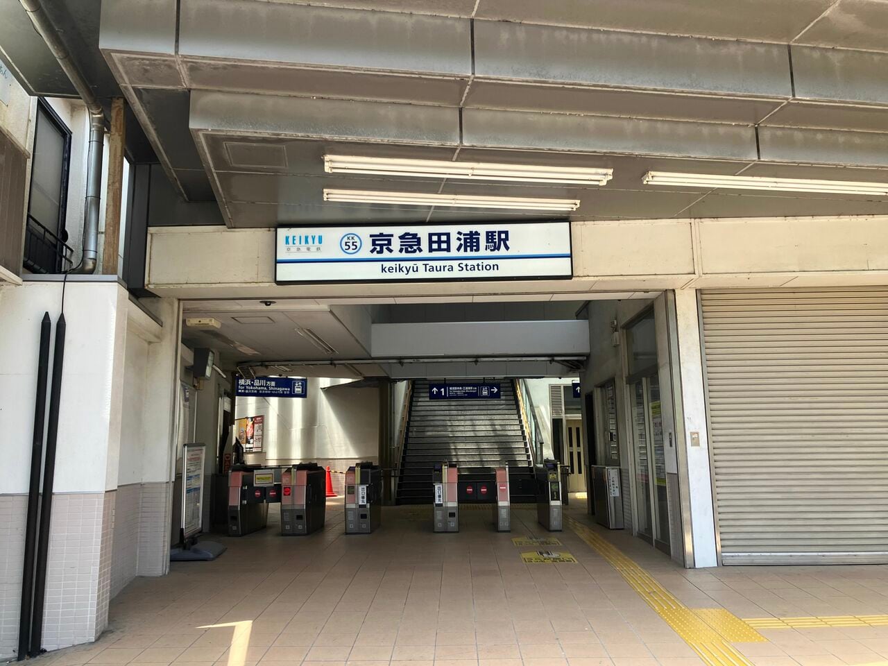 駅改札を出て右へ下っていく