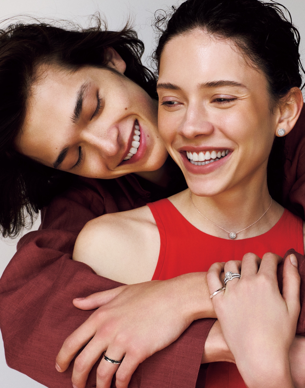 ［女性］ リング：〈薬指・上から〉「エトワール ドゥ パリ」ソリテール リング（PT×ダイヤモンド）880,000円～、「ポン ドゥ パリ」リング ハーフパヴェ（PT×ダイヤモンド）555,500円、〈小指〉「ファセット」リング ミディアム（PT）358,600円　イヤリング「エトワール ドゥ パリ」スタッズイヤリング（WG×ダイヤモンド）1,293,600円　ペンダント「エトワール ドゥ パリ」（WG×ダイヤモンド）792,000円（すべて予定価格）／すべてブシュロン（ブシュロン クライアントサービス）　ドレス 51,700円／サヤカ デイヴィス（ショールーム セッション）　［男性］ 「キャトル ブラック」リング ハーフ（WG×ブラックPVD）401,500円（予定価格）／ブシュロン（ブシュロン クライアントサービス）　シャツ 39,600円／ポステレガント