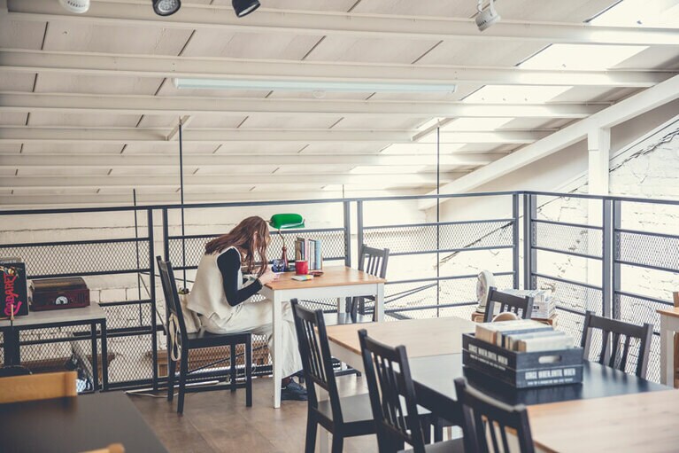 机には文具が置かれてあり、絵や手紙を書ける。