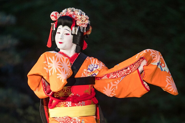 2017年7月ポートランド日本庭園で行われた「Kabuki on Stage：Solo Performance」で『手習子』を踊る。©ポートランド日本庭園／松竹