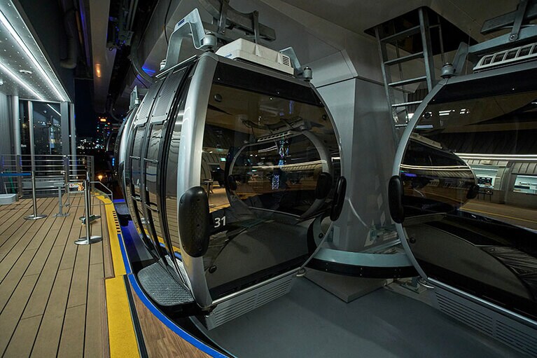 近未来的なフォルムが印象的なキャビンは全部で36台。バリアフリーなので、車椅子やベビーカーでも乗り降りできます。