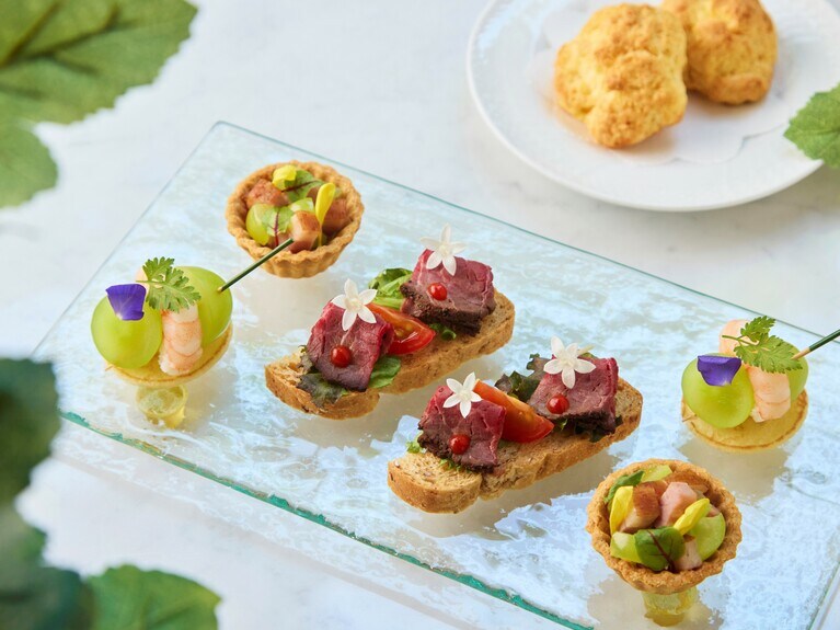 セイボリーメニューは、「海老とシャインマスカット、ブリニのピンチョス」「合鴨スモークとシャインマスカットのタルト」など。