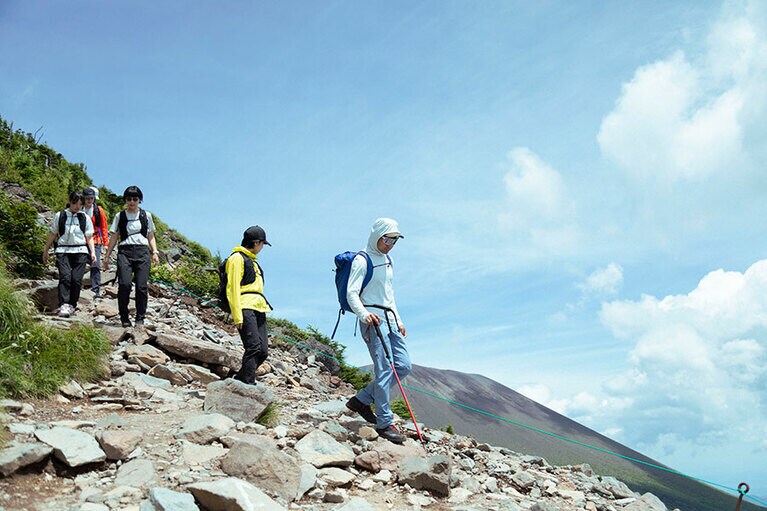 ゴロゴロとした石が多く足元が不安定なガレ場では、浮石を踏み抜かないように慎重に下山します。