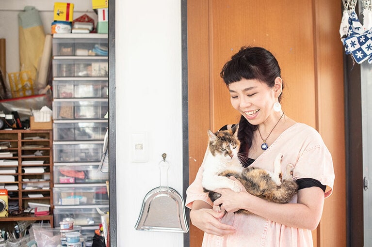 アトリエにも世界観がいっぱい。ときどき遊びに来るのは、愛猫。