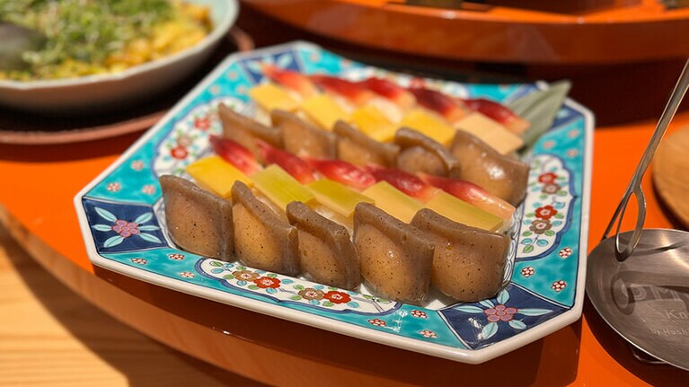 こんにゃく、たけのこ、みょうがの田舎寿司。柚子酢のさっぱりとした風味がクセになる。