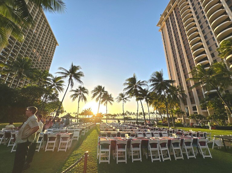 サンセットが眩しいラグーン前の芝生。