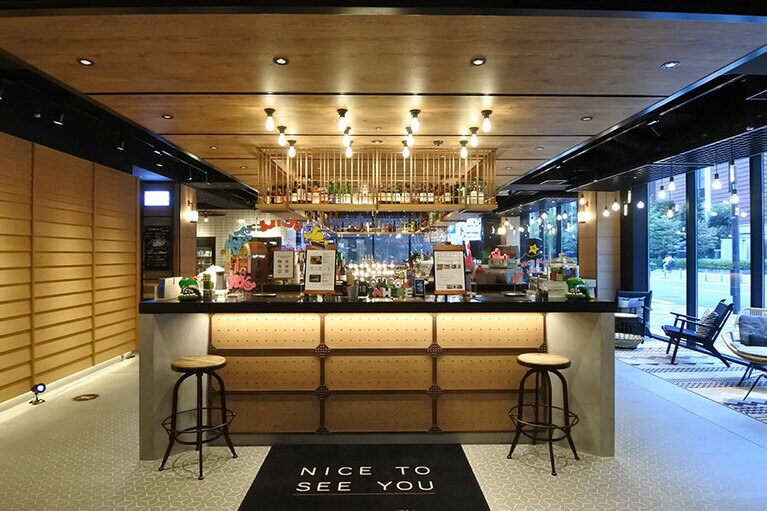 ホテルに入って右手がバー＆レストランエリア。