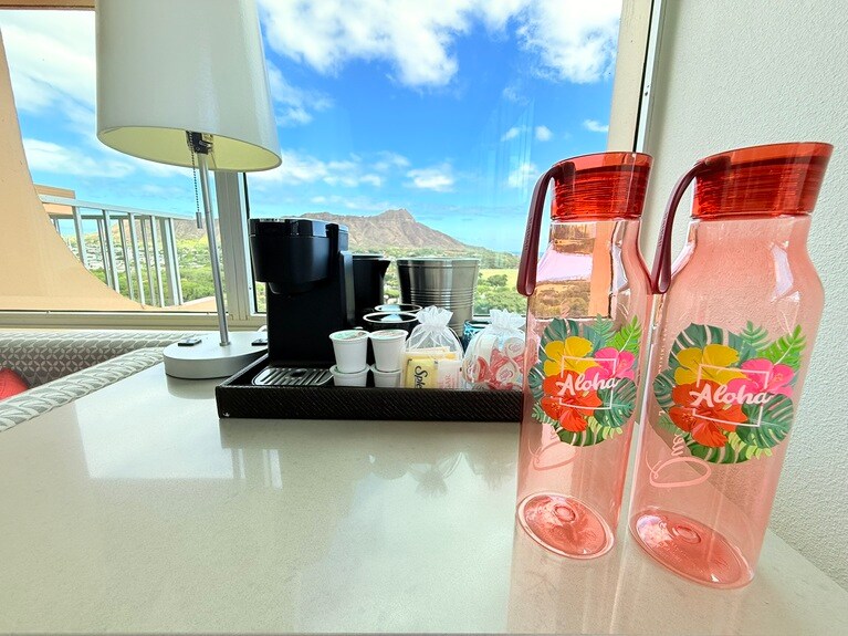 2本のウォーターボトルが備えられており、滞在中の使用はもちろん、持ち帰りも可能。