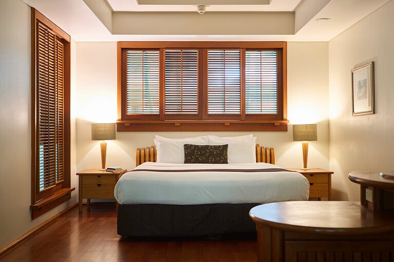 “リーフ・スイート”のベッドルーム。ウッド調でくつろげる。