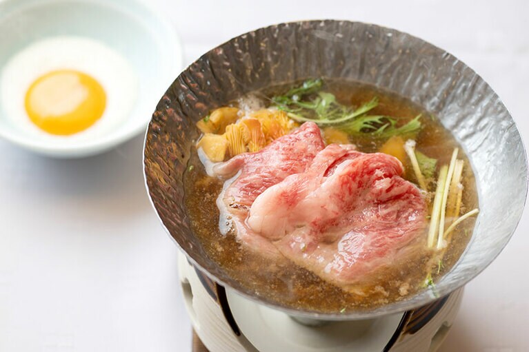 トキが羽を広げたときのピンク色に由来するというトキイロヒラタケとともに味わえる村上牛すき焼き。