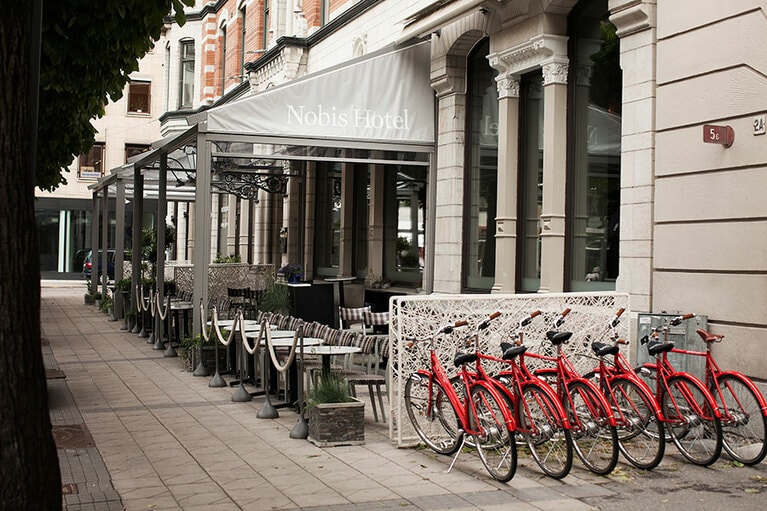 暖かい季節はテラスが歩道に張り出す。