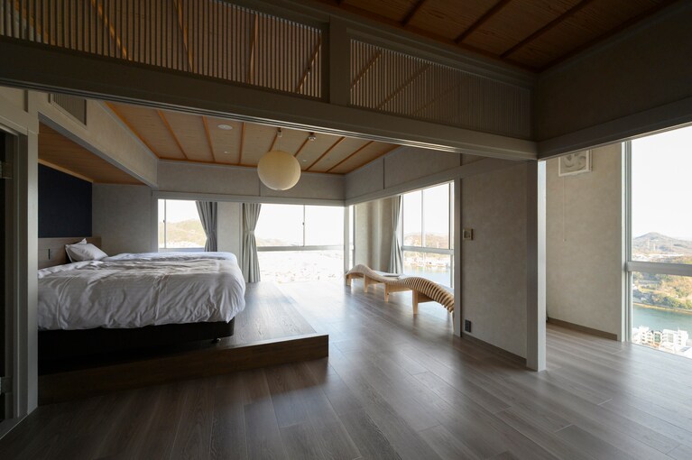 大きな2面の窓からは尾道水道が一望できる。