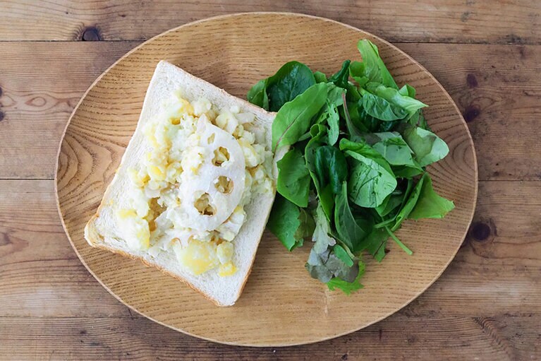 白いポテサラのっけトースト。