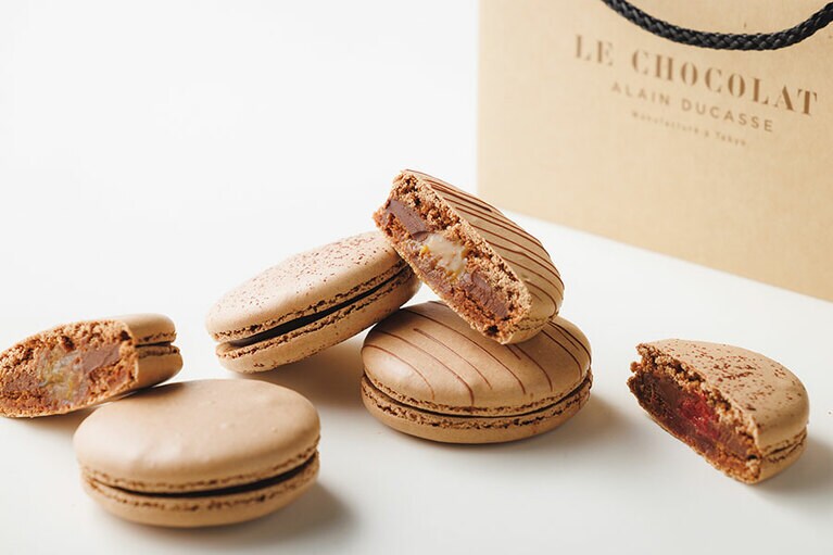 マカロン・ショコラ。3個入り2,268円／6個入り 4,320円。全店舗・オンラインブティックで2023年5月26日（金）～9月初旬までの限定販売予定。※なくなり次第終了。Photo by Yusuke Kagayama