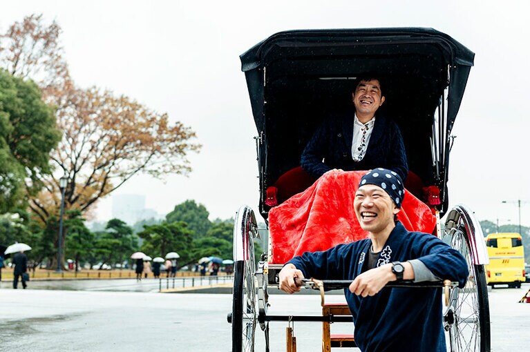 二重橋前を人力車から眺める。