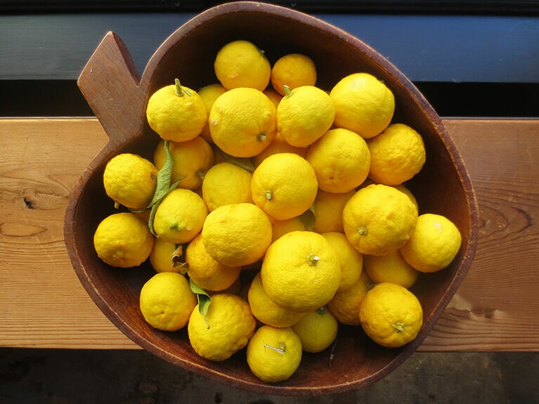 「味がまろやかになった黄ユズが好き」とやまださん。コンフィチュールに加工してお菓子に使用。