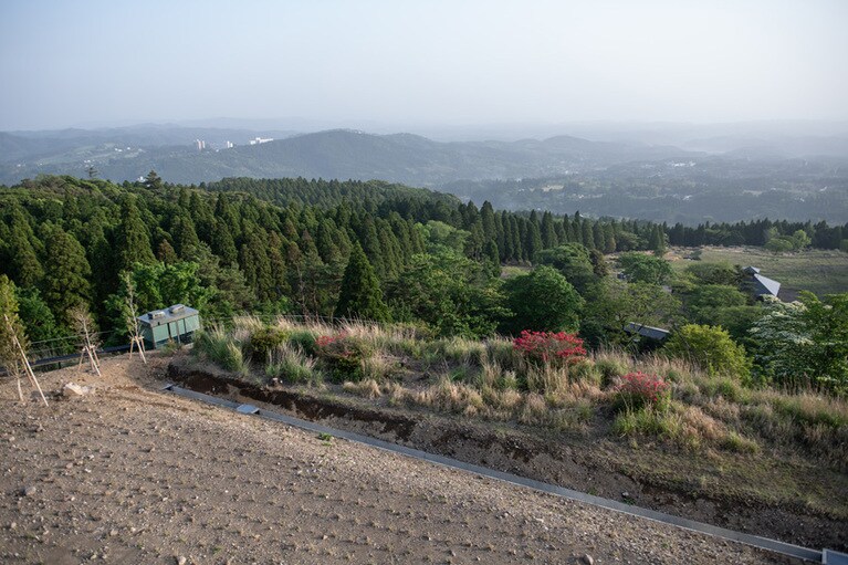 中央左に見えるのがスロープカーの外観。鬱蒼とした木立のなか、客室棟と湯浴み小屋の間で昇降する。