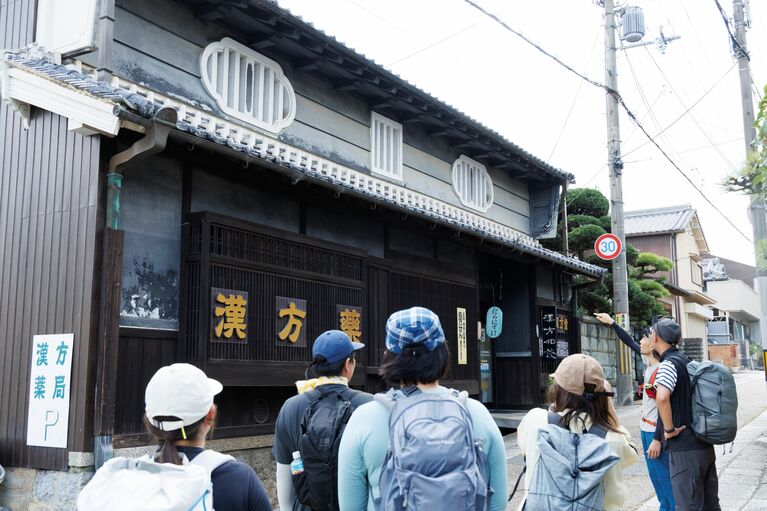 土佐街道には江戸時代さながらの古い町屋が今も残っている。美しい建築だ。