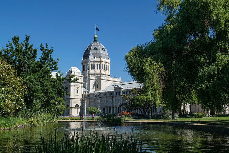 メルボルンは緑豊かな街としても知られ、華麗なる庭園も見どころのひとつ。王立展覧会ビルと隣接するカールトン庭園は、合わせて世界遺産に登録されている。