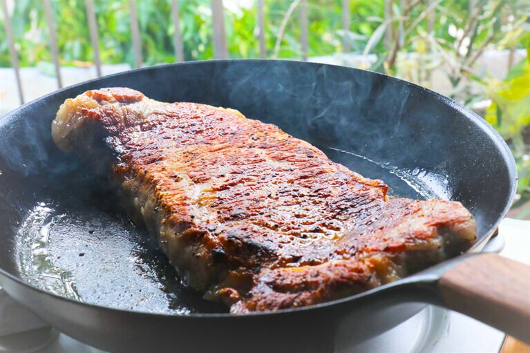 強火で裏面を3分焼いています。