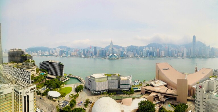 部屋の窓の外に広がるパノラミックビュー。