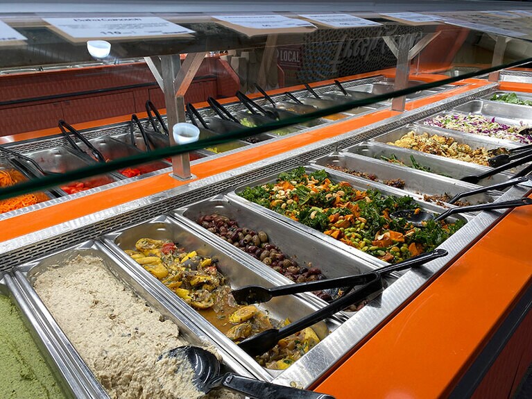 デリコーナーには、サラダやおつまみも並びます。