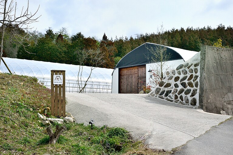 自然豊かな中国山地の麓で、郷土資源を生かした独創的な “農” を追求している「やまのまんなかだ」。