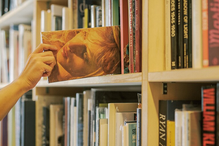 リトルプレスや、写真家自身が持ち込むプリントも。