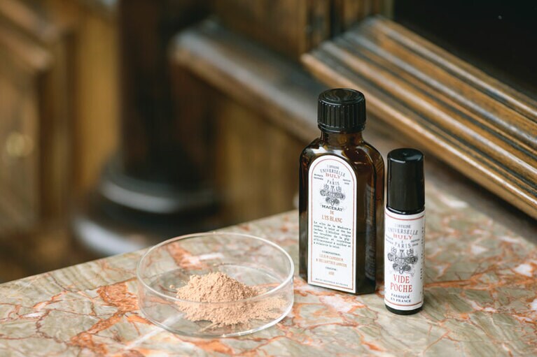 植物オイルは 3,400円～。右はロールオンタイプのアイセラム 3,500円。パウダーは100g 2,800円～。