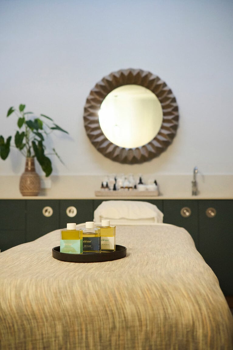 左：白のワントーンながら有機的なロビー。
右：スパ「エレメ」。「Sodashi」など国内のオーガニック素材を使う。マッサージセラピー60分 165ドルなど。