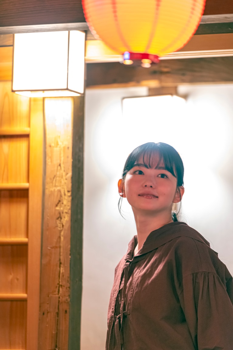 2階の観覧席では、提灯の柔らかな灯りが頬を照らしました。