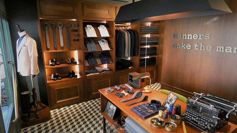 入口をテーラー風にしたのは「男性にも来てもらい、焼菓子を味わってもらいたいから」という理由があるそうです。