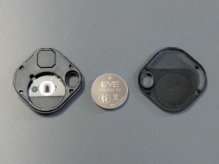 電池フタを外したところ。AirTagと同じCR2032電池で動作します