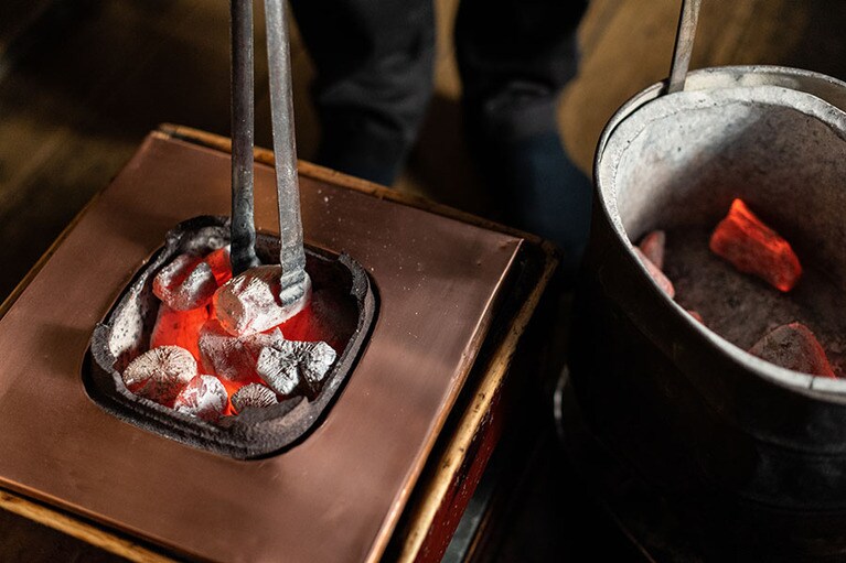 ガスを使わず、炭火で昔ながらの味を提供します。