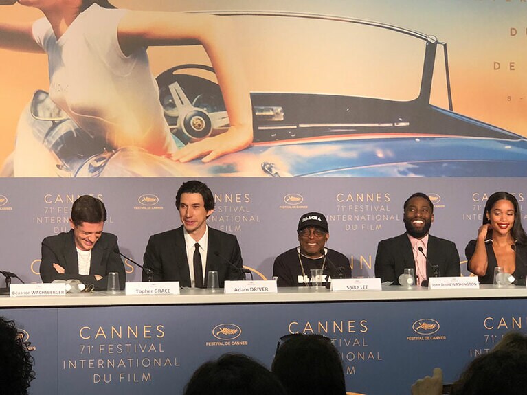 監督のスパイク・リーを挟んで、主演のジョン・デヴィッド・ワシントン(デンゼルの息子)と相棒役のアダム・ドライバー。『ブラッククランズマン』のスペルはBLACKKKLANSMAN。KKK(クー・クラックス・クラン)が題名に織り込まれている。