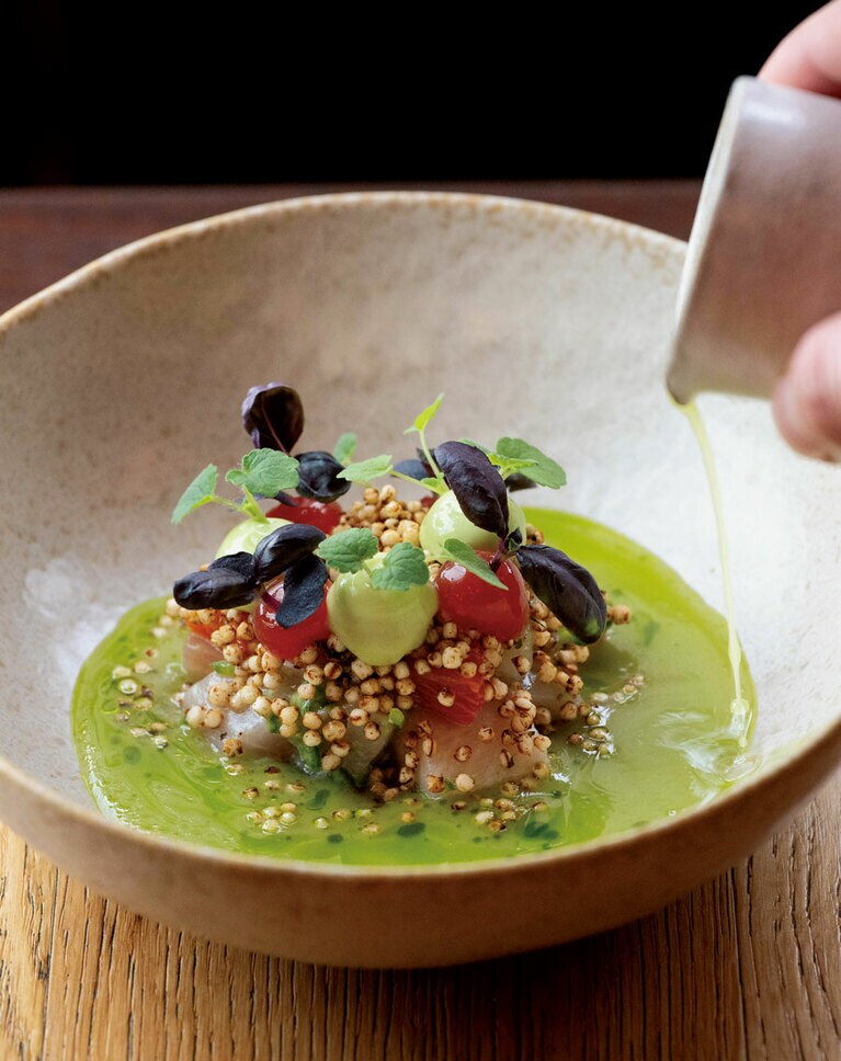 インドで飲まれるレモネードを使った鮮魚の前菜。ピリ辛ハラペーニョ・エマルジョンと煎ったキヌアの香ばしさがアクセント。