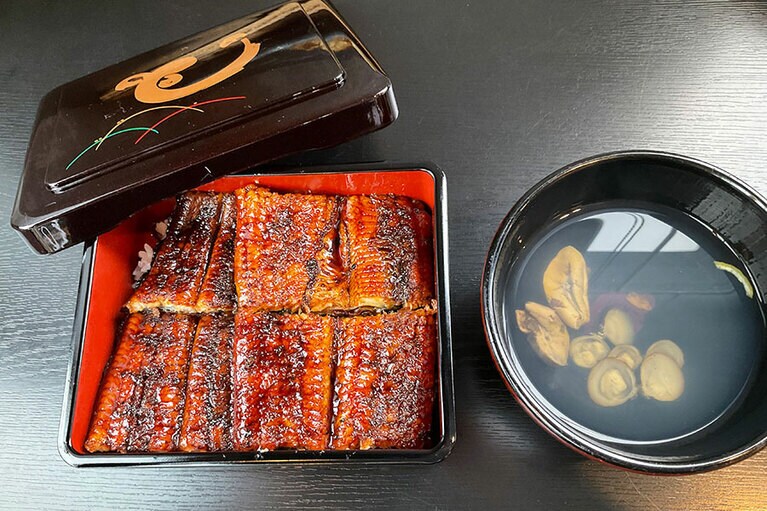 「鰻特重」と一緒に提供されるお吸い物がシジミ汁というのも宍道湖らしさ満点。＋100円でウナギの肝入りにもできる。