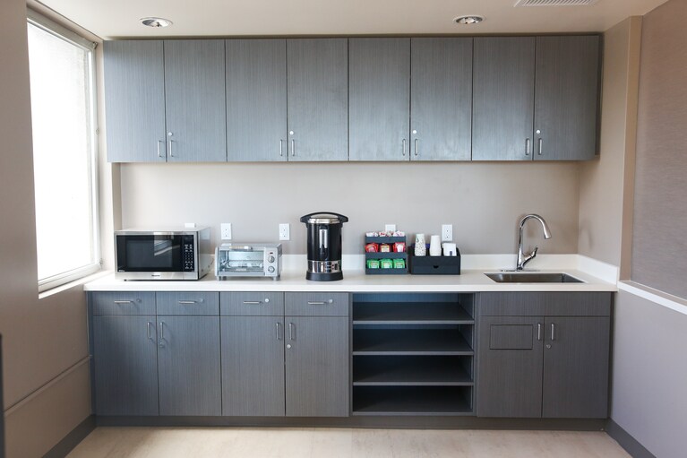 セルフカフェエリアには、電子レンジ、トースター、コーヒーメーカー、紅茶のティーバッグなどがあります。写真提供：ファーストキャビン インターナショナル ハワイ。