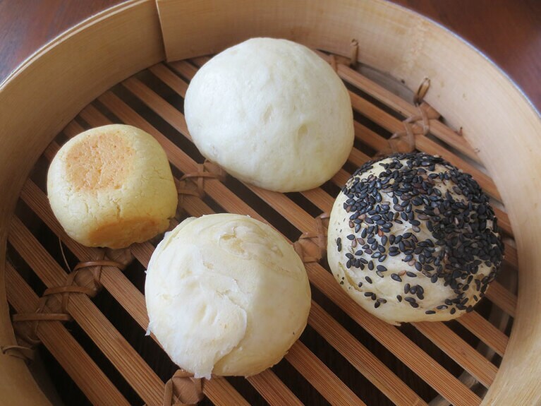 点心「sweetのわ」。上から時計回りで「有機豆乳カスタードまん」350円、「黒ごま小豆パイ」400円、「台湾白月餅」400円、「生パイナップルケーキ」400円。