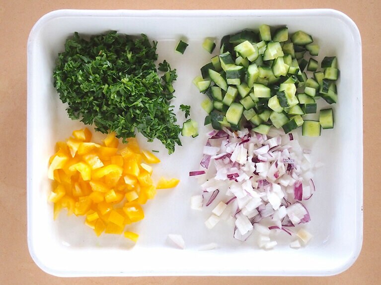 （1）きゅうり、黄パプリカ、紫玉ねぎは5ミリ角ほどに切ります。パセリはみじん切りにします。