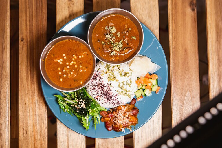 城崎さんが作る「あいがけカレー」はセット 1,400円。和風出汁のチキンカレー、欧風ハラミカレー、和風豆カレー、水菜サラダ。ランチタイムは、中国茶が付く。