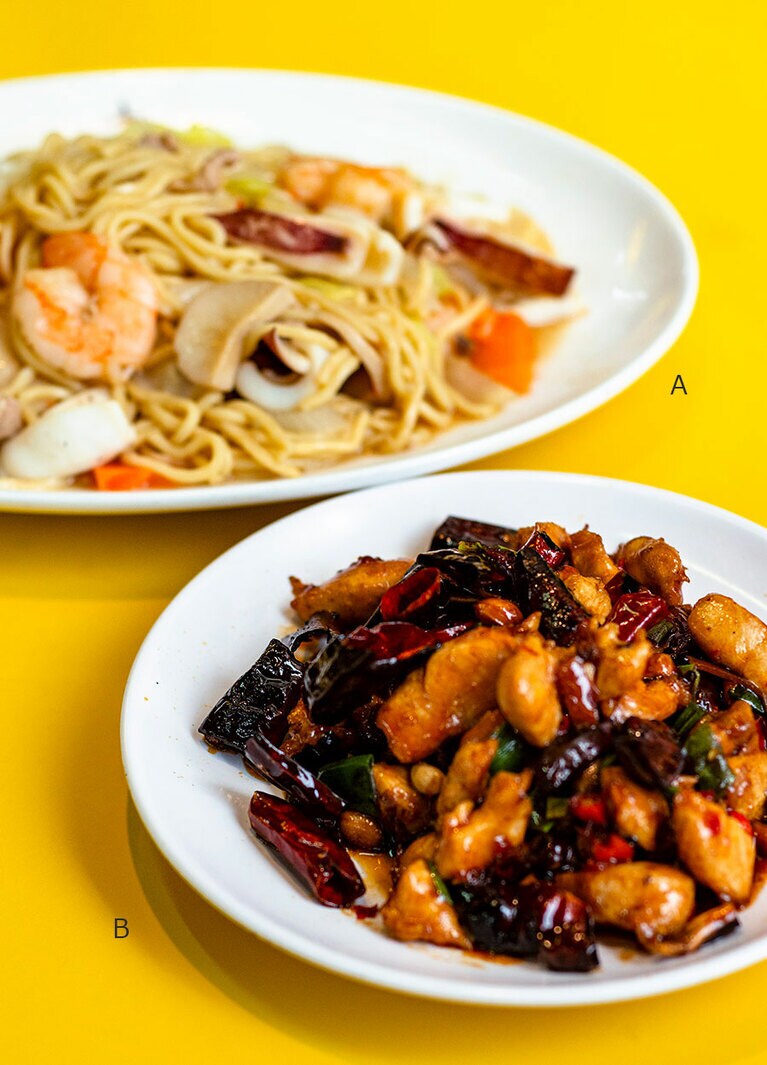 A：本日の台湾焼きそば「什錦炒麵(スーチンチャオミィエン)」100元。「大きめの豚レバーがゴロッと混ざっているのが特徴」 B：鶏肉とピーナッツの炒め物「宮保雞丁(ゴンバオジーディン)」140元。四川料理の定番。