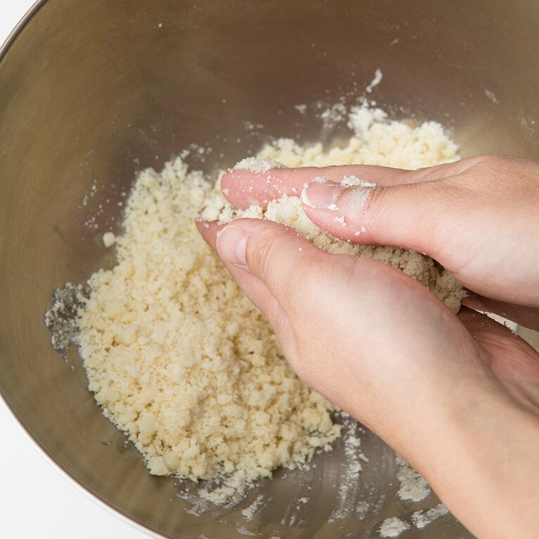 クッキー生地を作る。ボウルにAを入れて手で混ぜ、米油を加えて両手でこすり合わせるように混ぜ、そぼろ状にしてひとまとめにする。