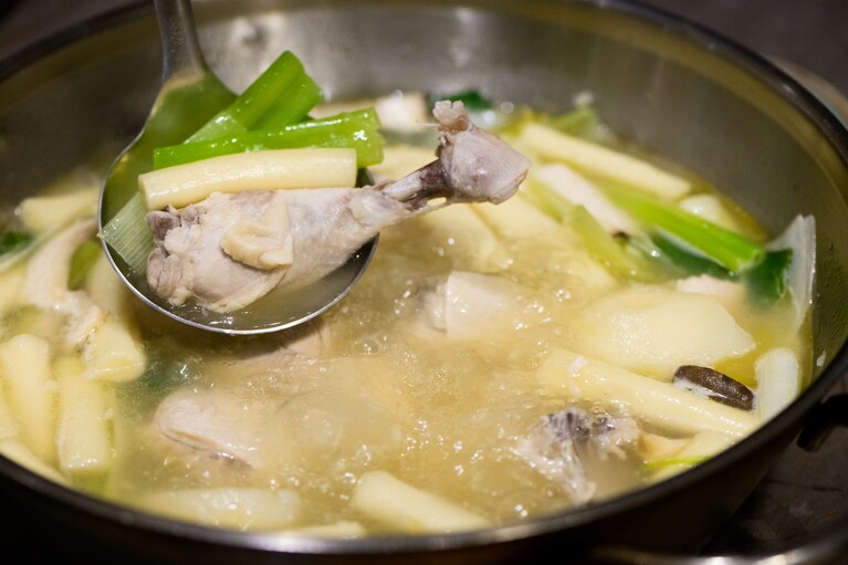 東大門タッカンマリ（2～3人前・47,000ウォン）。鶏の旨味がぎゅっと詰まったコク深いスープに、ねぎやエリンギなど野菜もたっぷり。体の芯からほっと温まる滋味深さに、疲れもすっと溶けていきます。