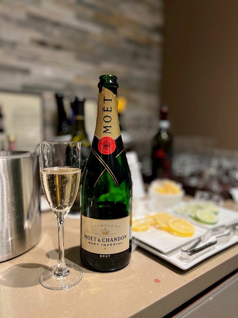 シャンパンは「モエ エ シャンドン」。機内ではビジネスクラスで提供される。ファーストクラスは「ドン ペリニヨン」だ。