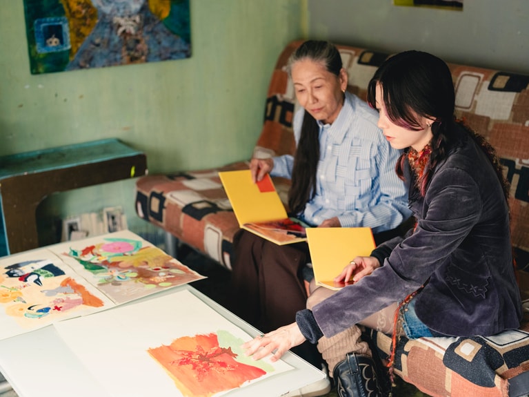 順子さんに『ほろほろもみじ』の原画を見せるSUMIREさん。