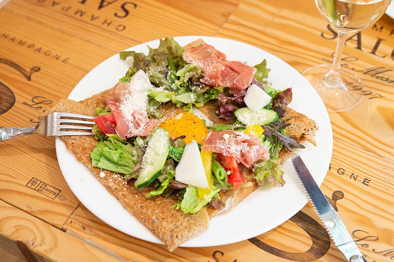 敷地内にあるレストラン、「marche aux vins（マルシェ・オ・ヴァン）」はBYOもOK。そば粉のガレットとワインを合わせてみて！