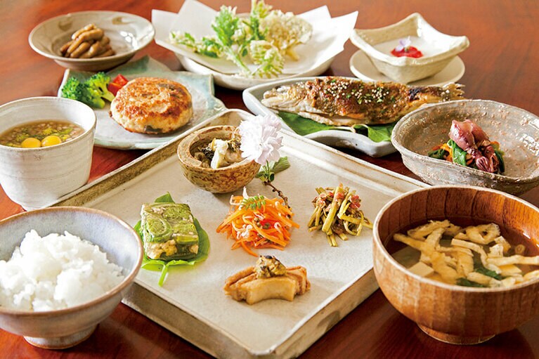 【秋山郷結東温泉 かたくりの宿】郷土料理をアレンジした夕食。©Ayumi Yanagi