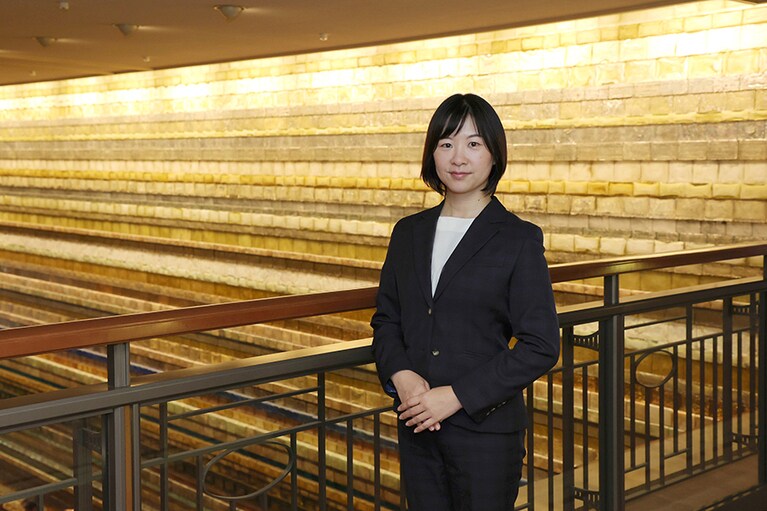 総支配人室勤務の白井さん。2002年入社後、企画部、宿泊部、ホテル事業統括部、営業部を経て、2016年 管理職に昇格。翌2017と2019年には2度の産休・育休を取得し、現在も子育てを続けながら仕事に励んでいる。