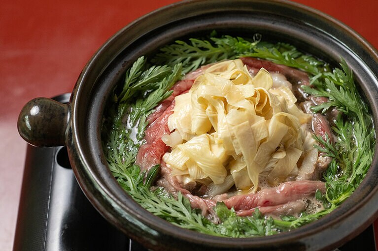 特別会席のメインは日光名産の湯波に和牛をあわせた鍋料理。